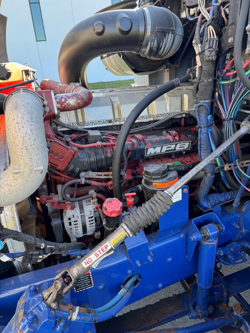 2016 Mack Day Cab - image 9